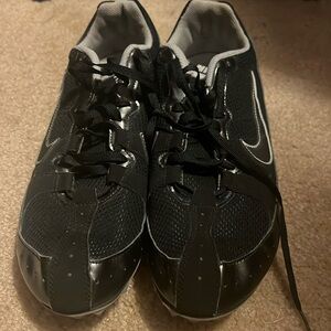 Men’s 9.5 track and field cleats with key